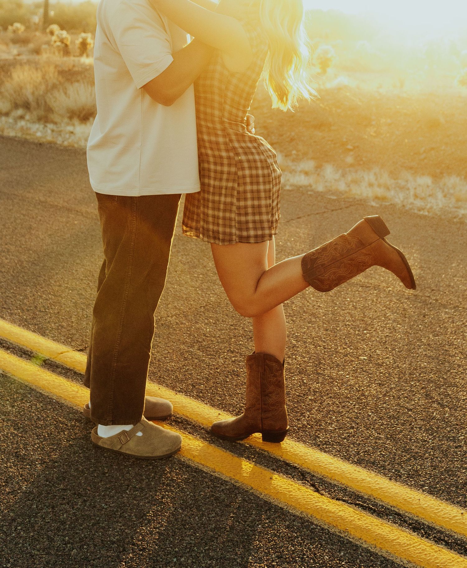 Cave Creek Arizona couple photographer at sunset creating a romantic silhouette.