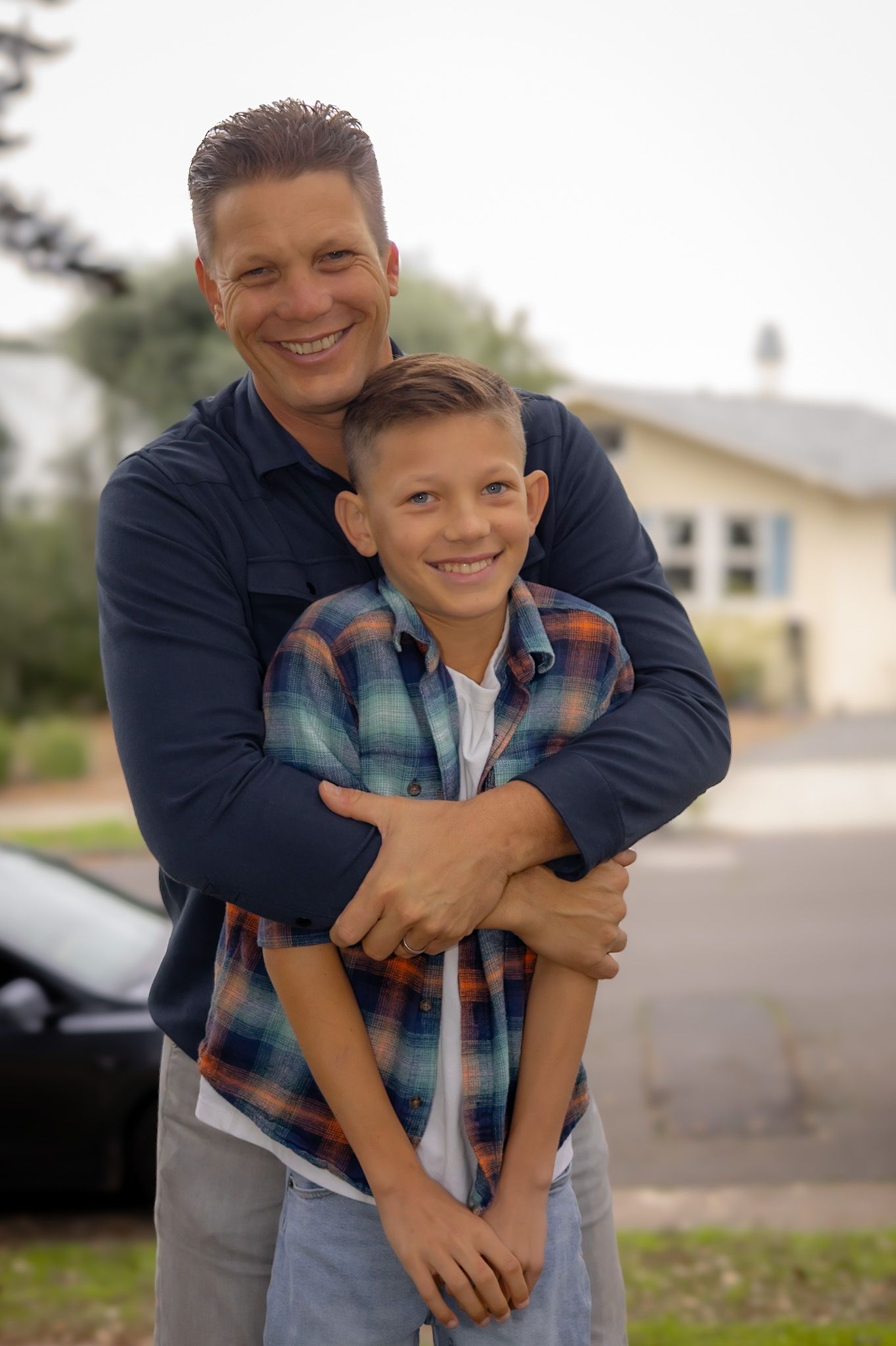 Petaluma Dad hugs his son in portrait by Sonoma county photographer smc shots
