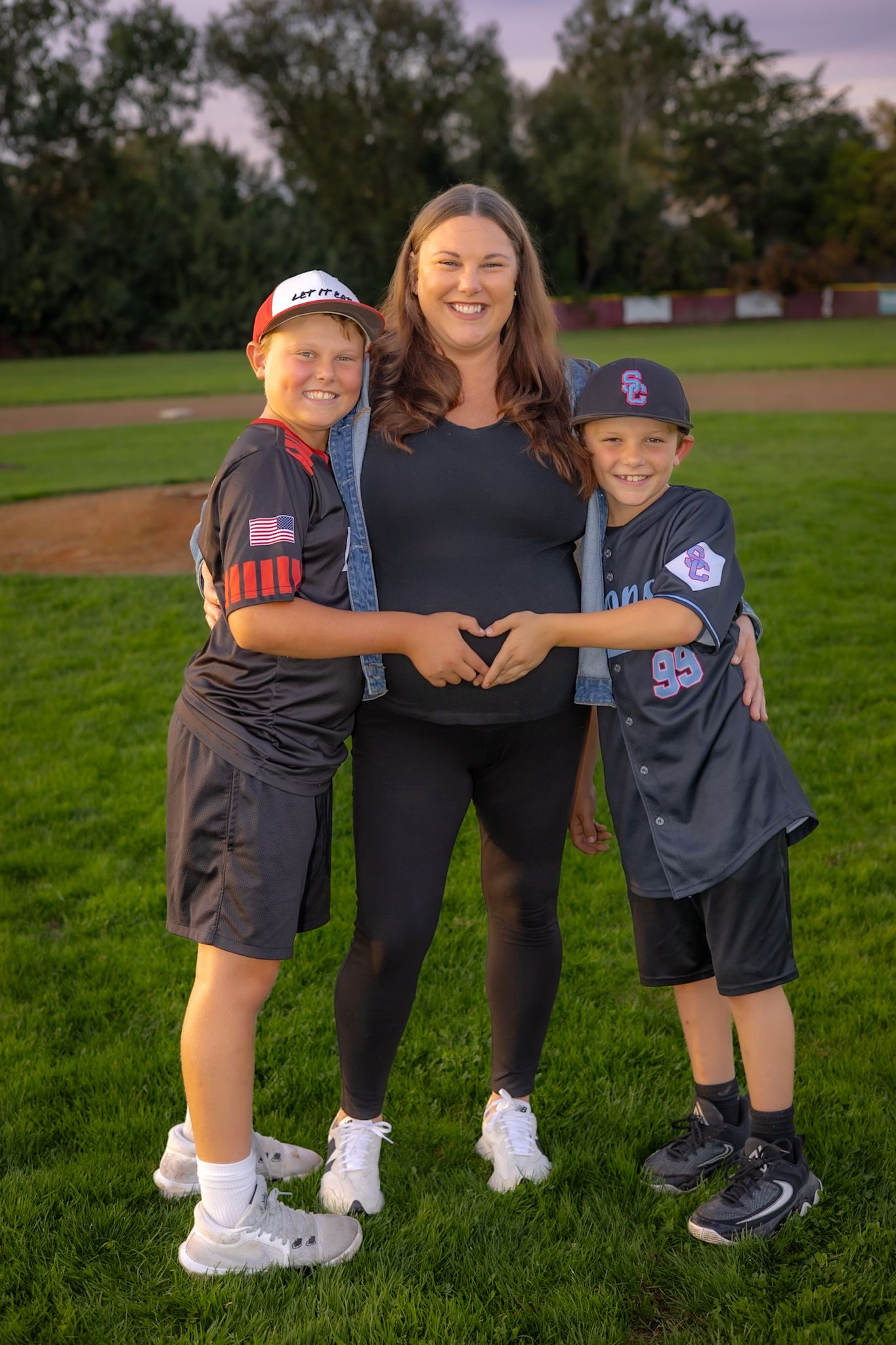 Local Santa Rosa Family celebrate expectant mother in baseball photo shoot in Santa rosa by Sonoma county photographer smc shots