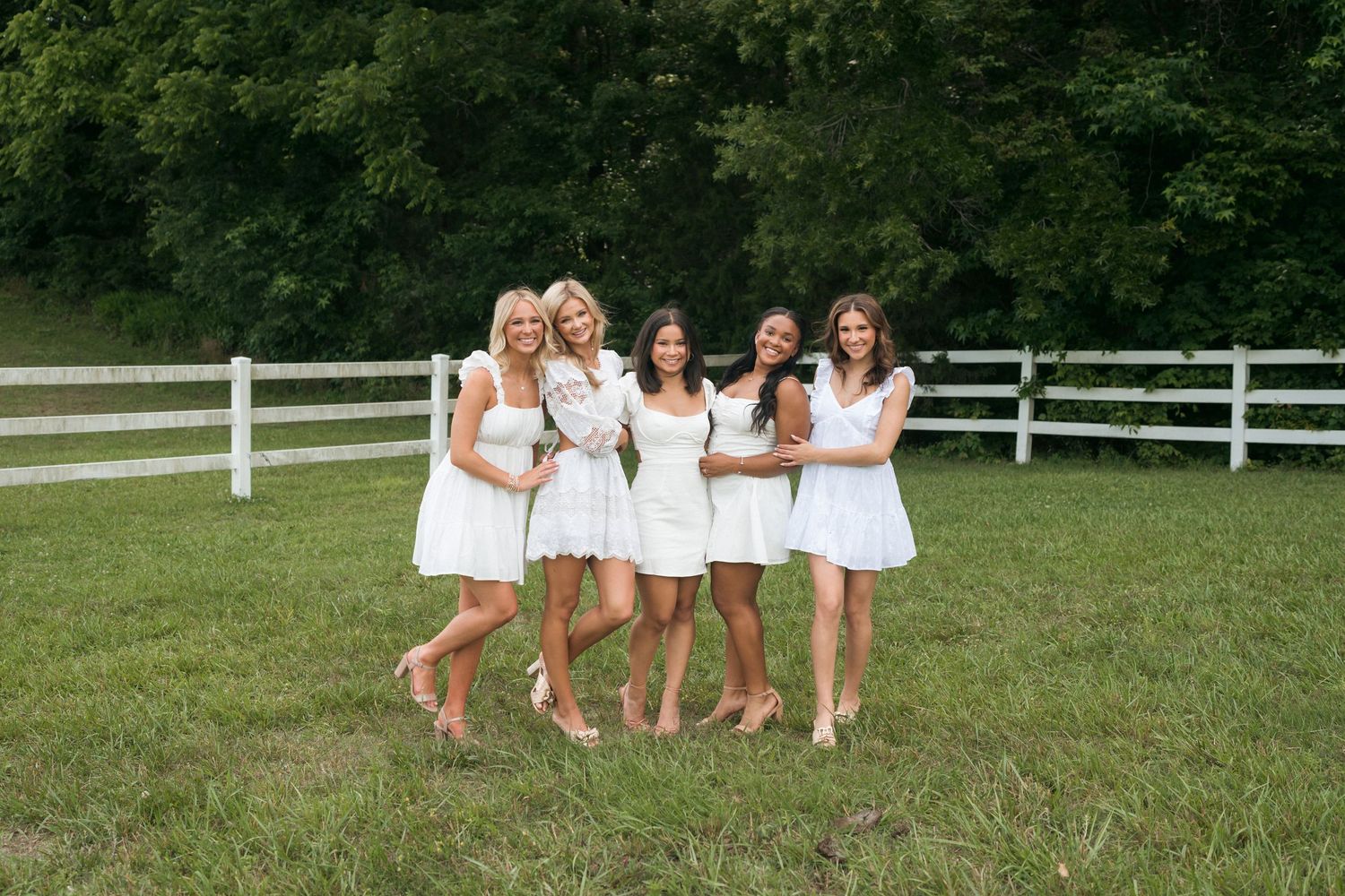 horseshoe-farm-preserve-senior-girls-group-portraits.jpg