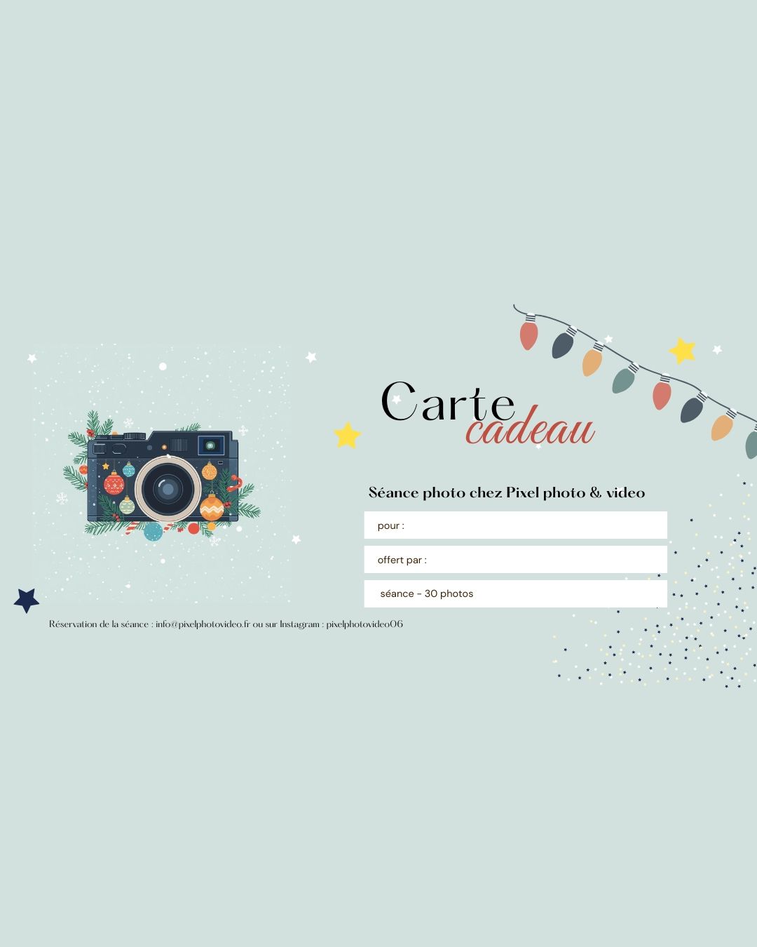 A light green French photo studio gift card template with Christmas lights and camera illustration.