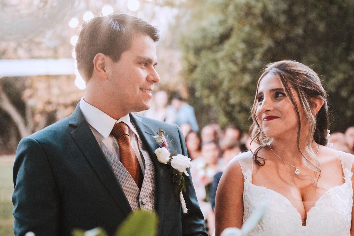 Fotografía de bodas y video de bodas en Santiago de Chile. Sesiones preboda y postboda, edición cinematográfica y cobertura completa.