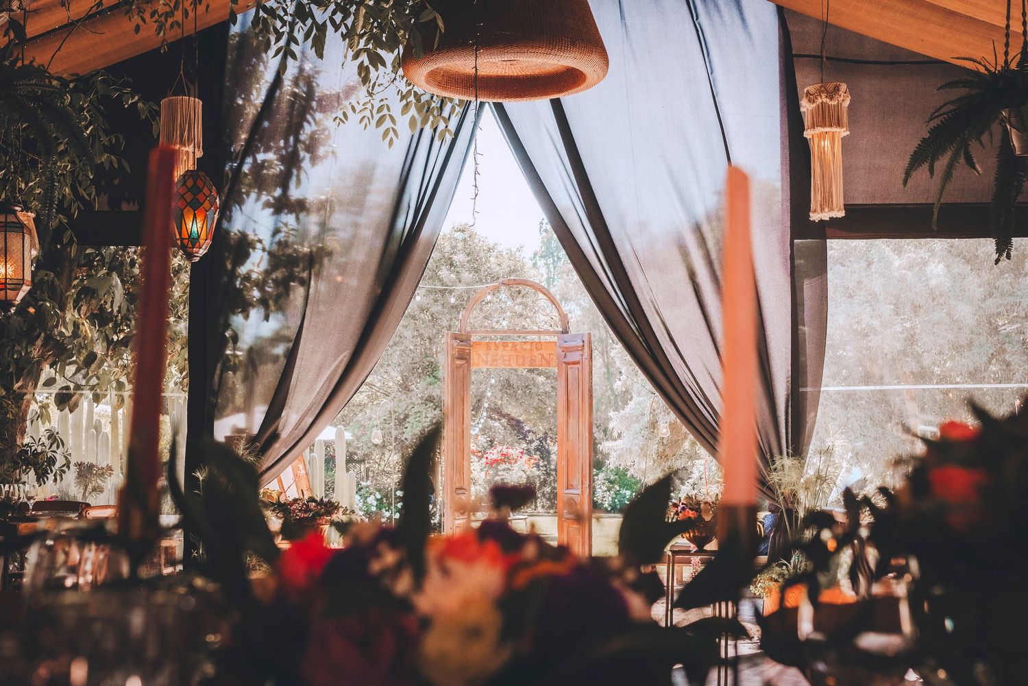 Fotografía de bodas y video de bodas en Santiago de Chile. Sesiones preboda y postboda, edición cinematográfica y cobertura completa.