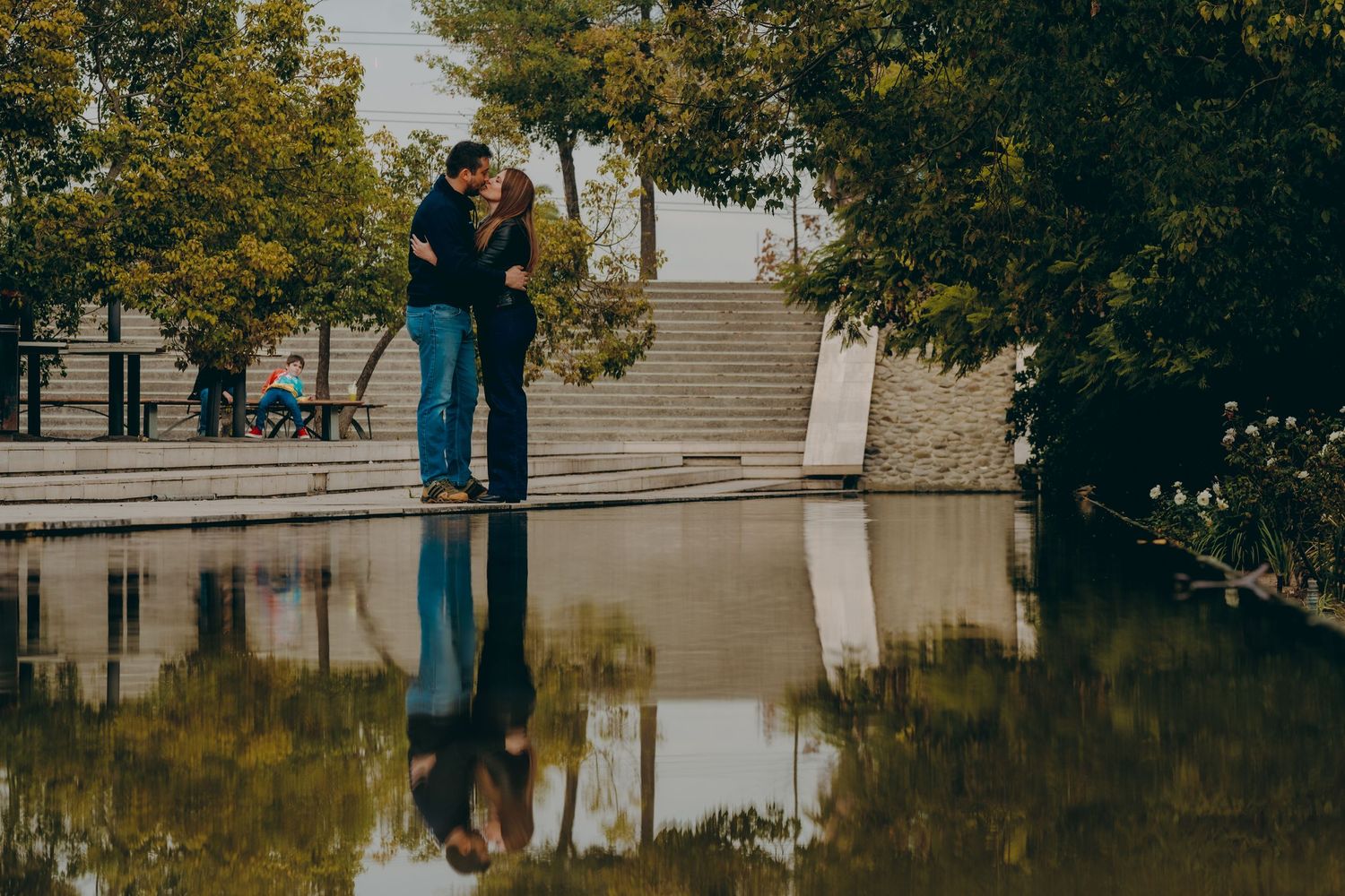 Fotografía de bodas y video de bodas en Santiago de Chile. Sesiones preboda y postboda, edición cinematográfica y cobertura completa.