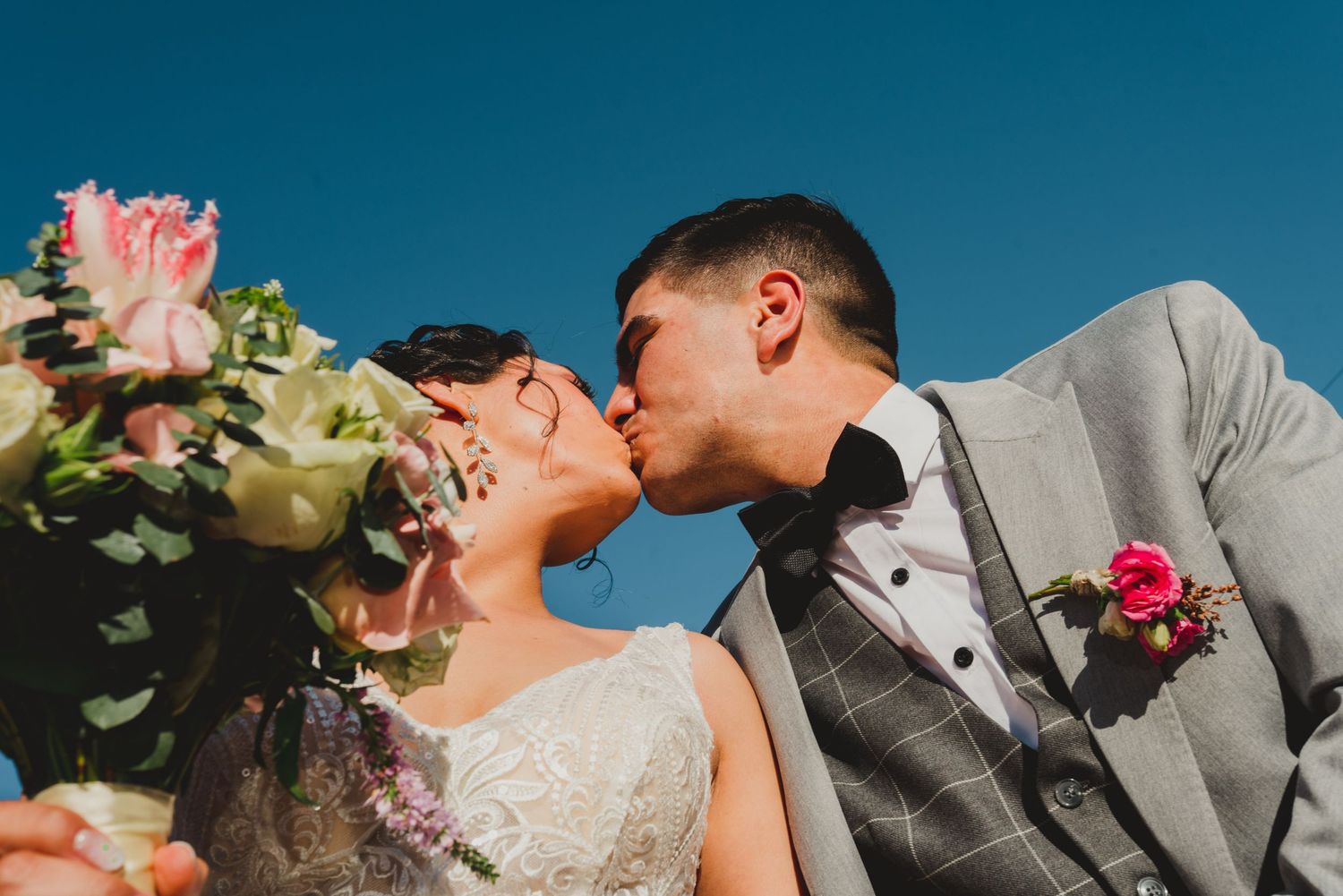 Fotografía de bodas y video de bodas en Santiago de Chile. Sesiones preboda y postboda, edición cinematográfica y cobertura completa.
