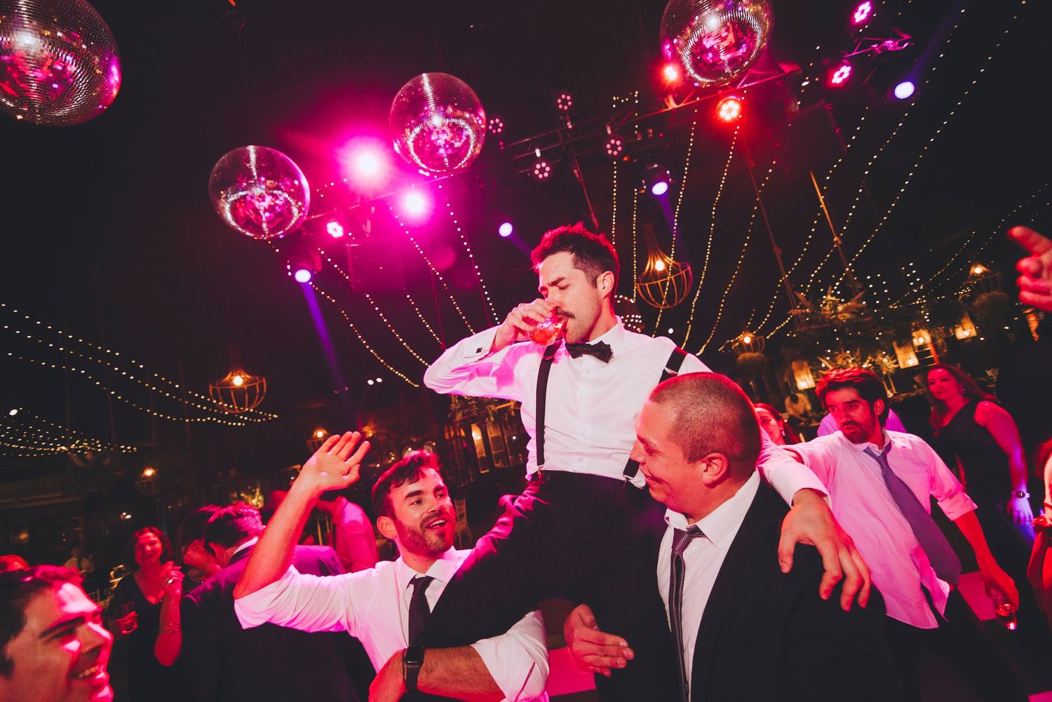 Fotografía de bodas y video de bodas en Santiago de Chile. Sesiones preboda y postboda, edición cinematográfica y cobertura completa.