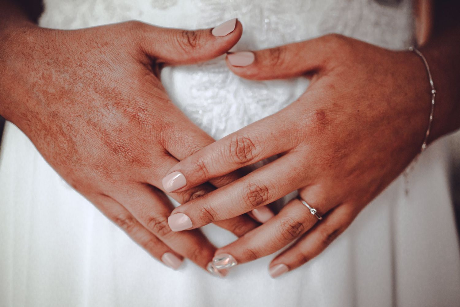 Fotografía de bodas y video de bodas en Santiago de Chile. Sesiones preboda y postboda, edición cinematográfica y cobertura completa.