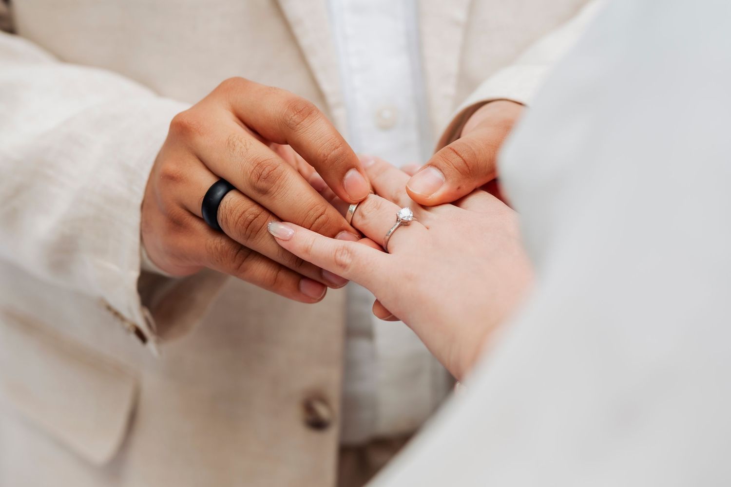 Fotografía de bodas y video de bodas en Santiago de Chile. Sesiones preboda y postboda, edición cinematográfica y cobertura completa.