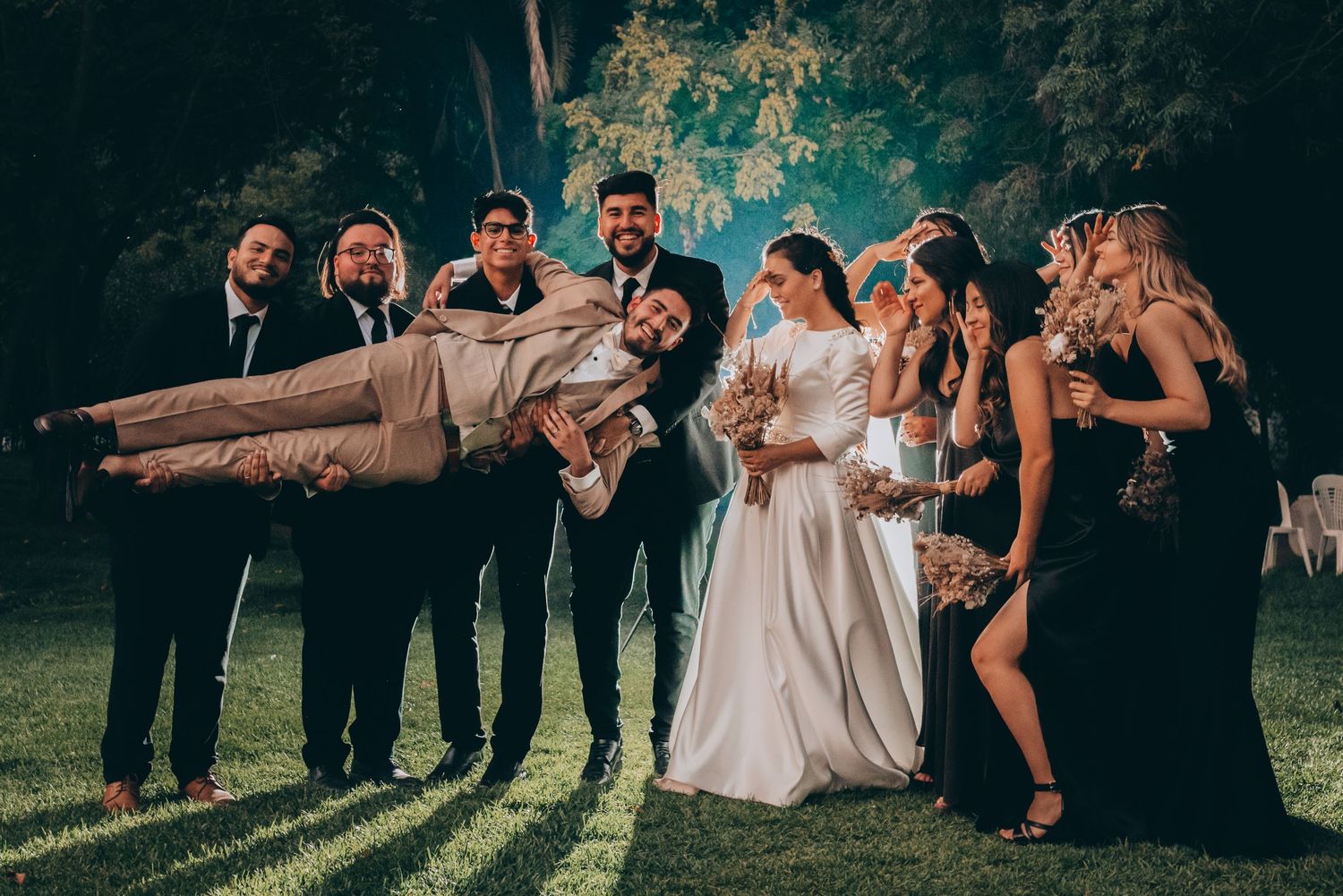 Fotografía de bodas y video de bodas en Santiago de Chile. Sesiones preboda y postboda, edición cinematográfica y cobertura completa.
