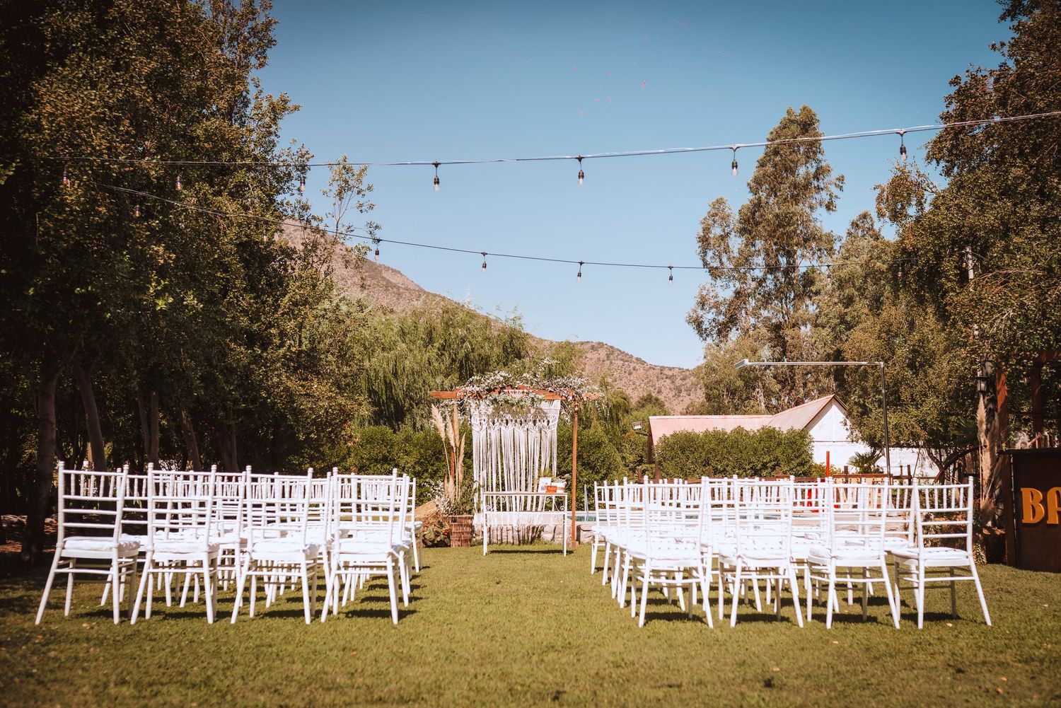 Fotografía de bodas y video de bodas en Santiago de Chile. Sesiones preboda y postboda, edición cinematográfica y cobertura completa.