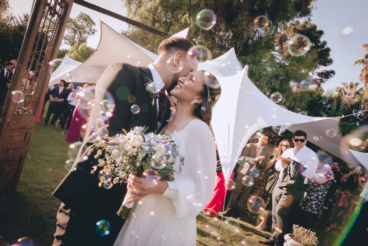 Fotografía de bodas y video de bodas en Santiago de Chile. Sesiones preboda y postboda, edición cinematográfica y cobertura completa.