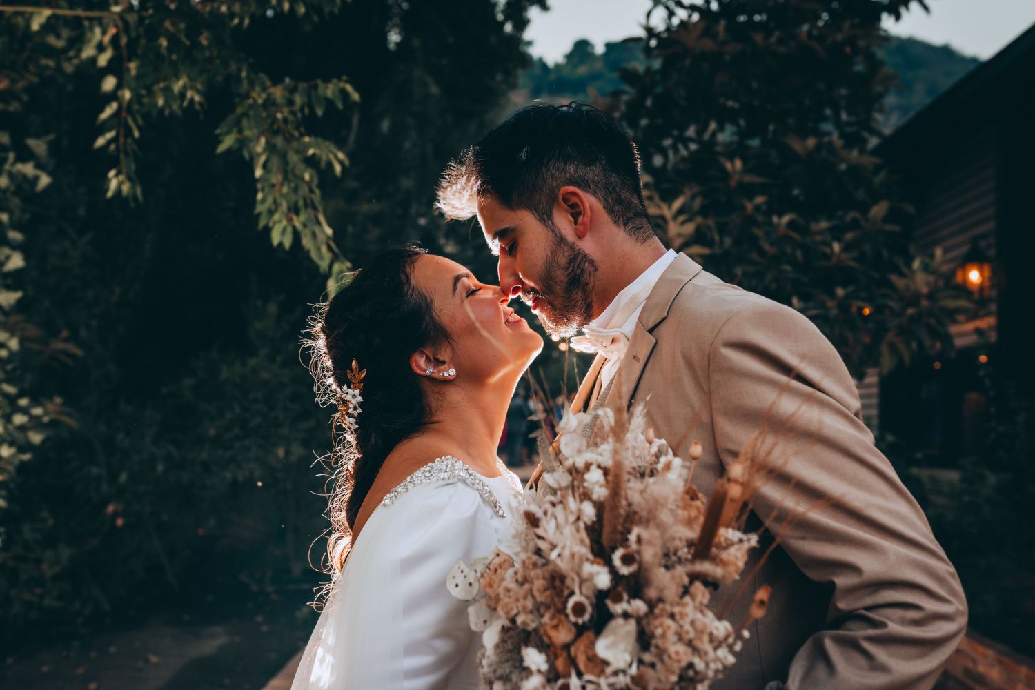 Fotografía de bodas y video de bodas en Santiago de Chile. Sesiones preboda y postboda, edición cinematográfica y cobertura completa.