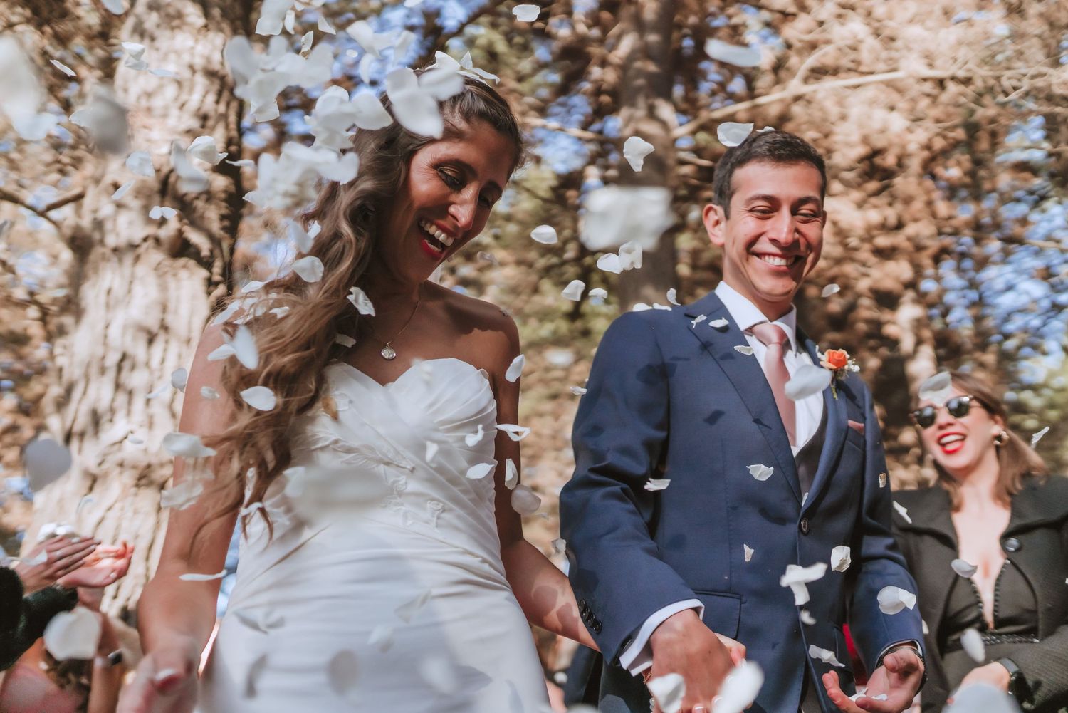 Fotografía de bodas y video de bodas en Santiago de Chile. Sesiones preboda y postboda, edición cinematográfica y cobertura completa.