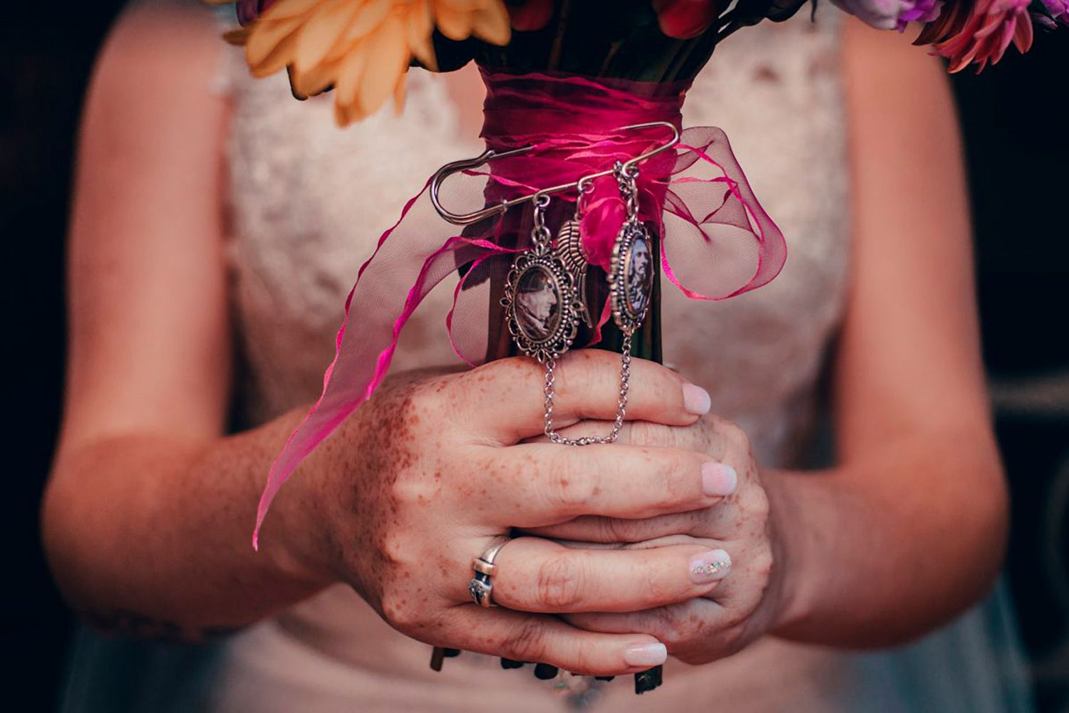 Fotografía de bodas y video de bodas en Santiago de Chile. Sesiones preboda y postboda, edición cinematográfica y cobertura completa.