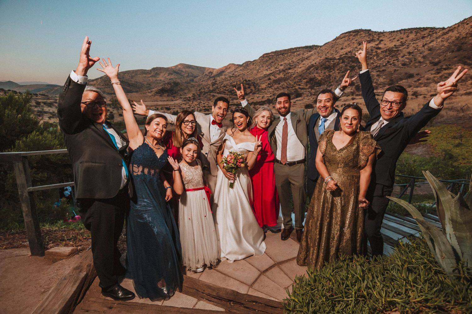Fotografía de bodas y video de bodas en Santiago de Chile. Sesiones preboda y postboda, edición cinematográfica y cobertura completa.