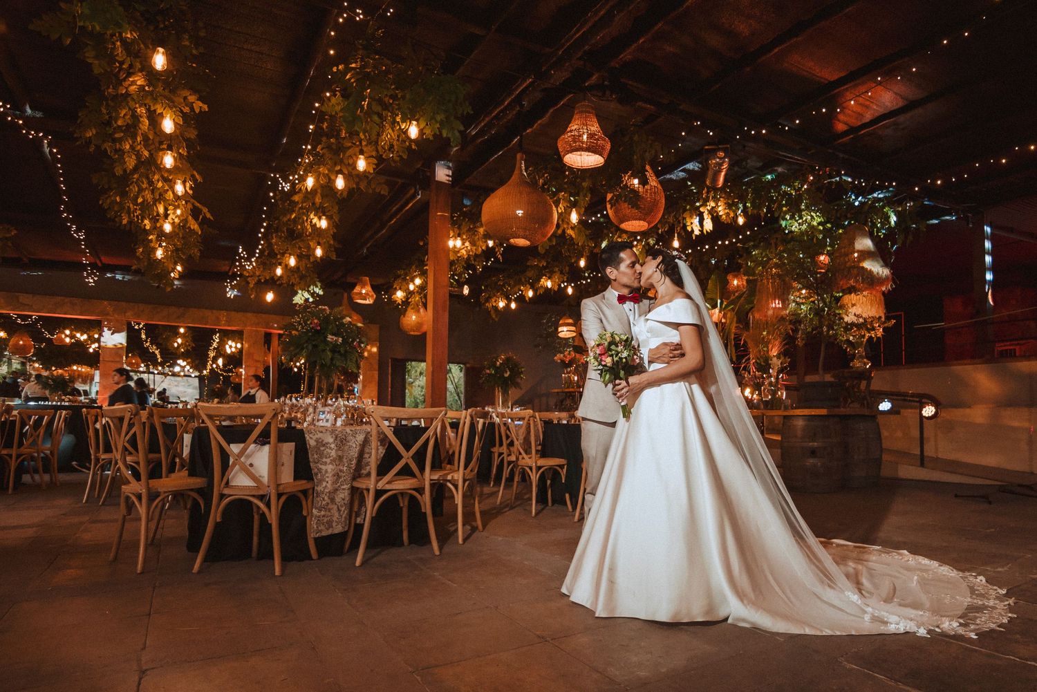 Fotografía de bodas y video de bodas en Santiago de Chile. Sesiones preboda y postboda, edición cinematográfica y cobertura completa.