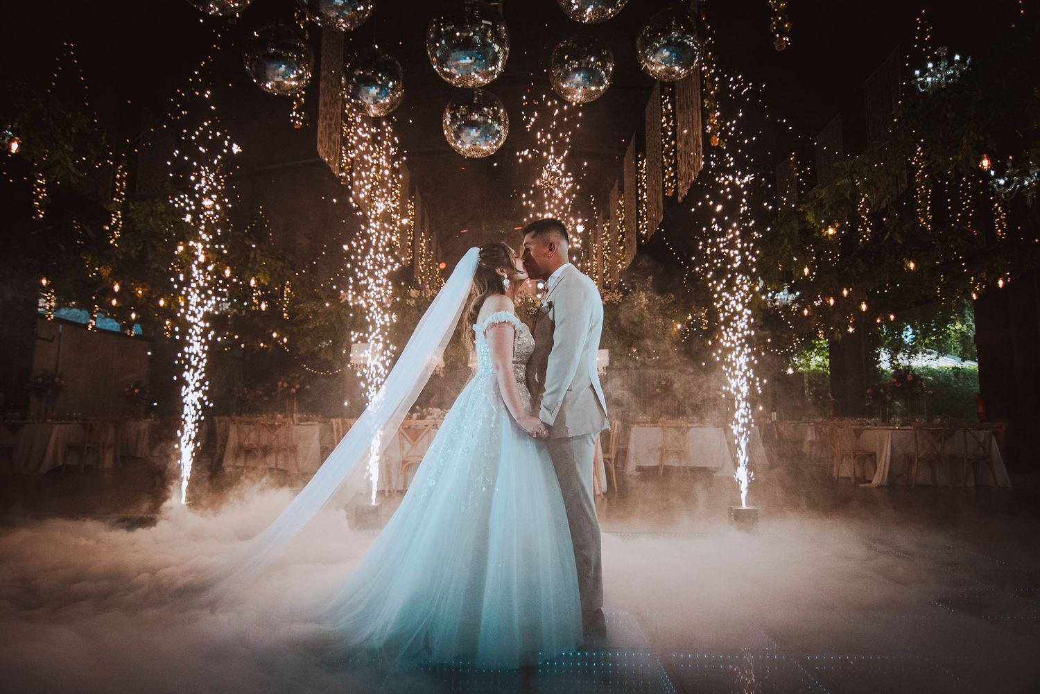 Fotografía de bodas y video de bodas en Santiago de Chile. Sesiones preboda y postboda, edición cinematográfica y cobertura completa.