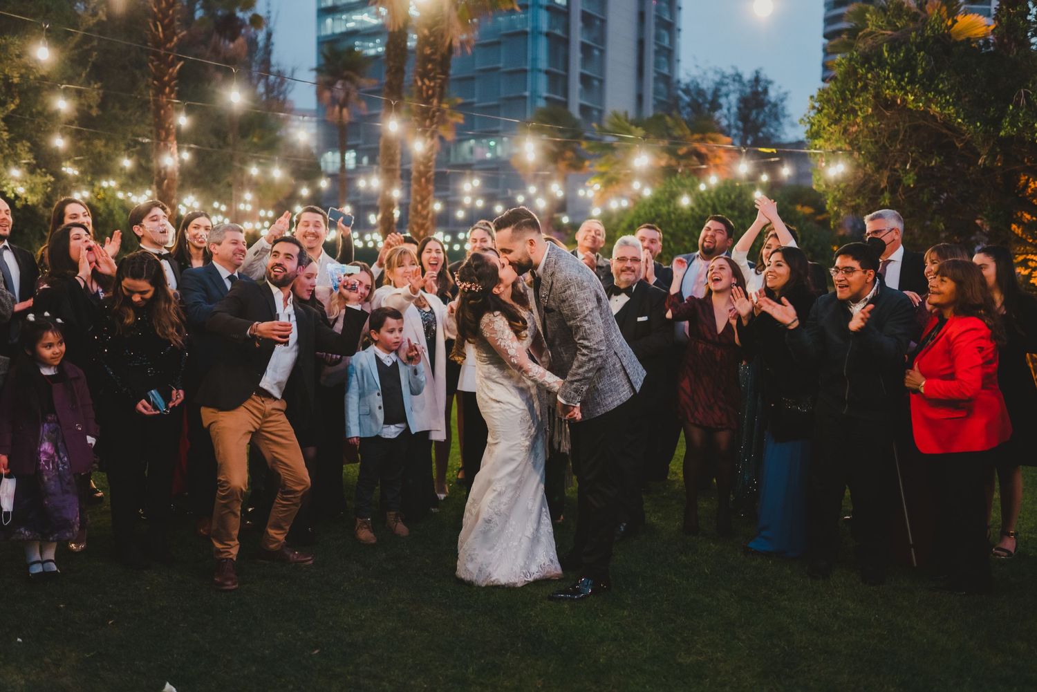Fotografía de bodas y video de bodas en Santiago de Chile. Sesiones preboda y postboda, edición cinematográfica y cobertura completa.