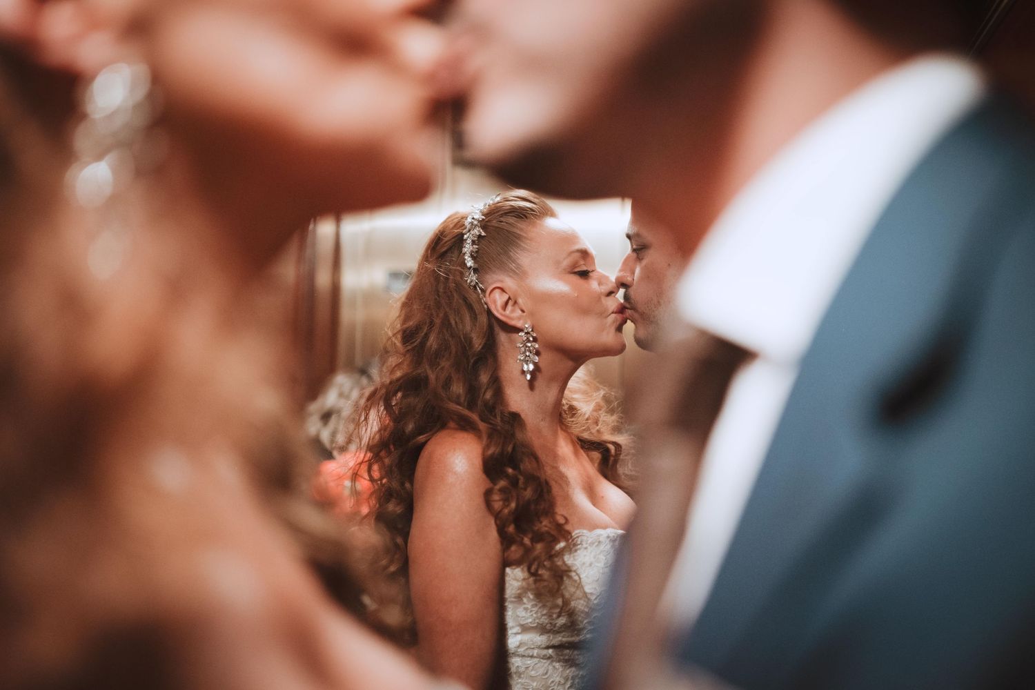 Fotografía de bodas y video de bodas en Santiago de Chile. Sesiones preboda y postboda, edición cinematográfica y cobertura completa.
