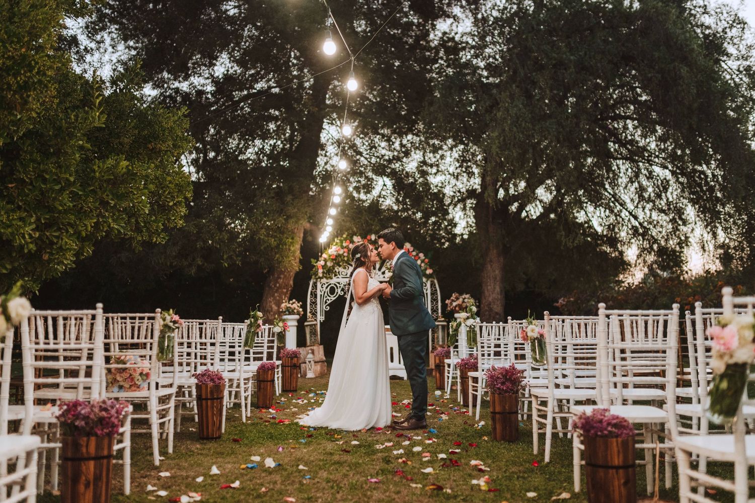 Fotografía de bodas y video de bodas en Santiago de Chile. Sesiones preboda y postboda, edición cinematográfica y cobertura completa.