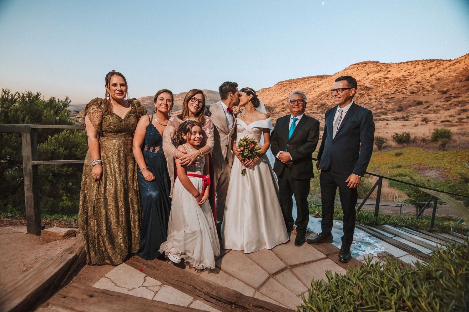 Fotografía de bodas y video de bodas en Santiago de Chile. Sesiones preboda y postboda, edición cinematográfica y cobertura completa.