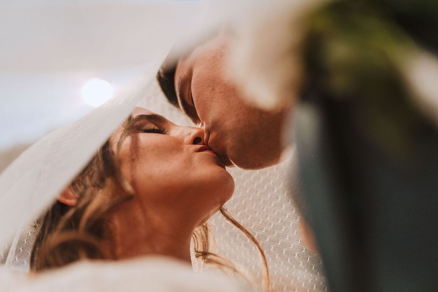 Fotografía de bodas y video de bodas en Santiago de Chile. Sesiones preboda y postboda, edición cinematográfica y cobertura completa.