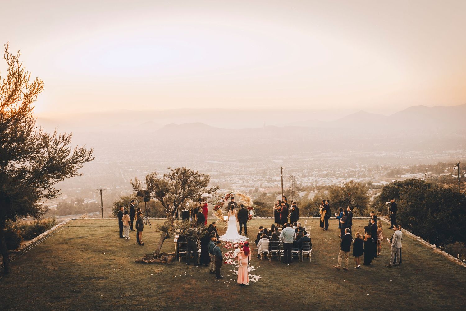 Fotografía de bodas y video de bodas en Santiago de Chile. Sesiones preboda y postboda, edición cinematográfica y cobertura completa.