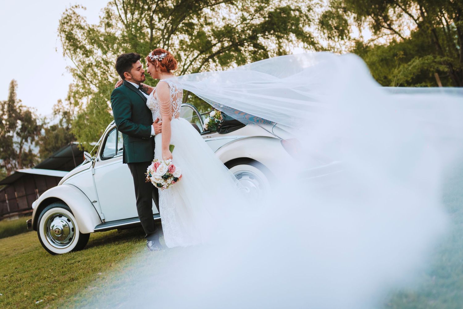 Fotografía de bodas y video de bodas en Santiago de Chile. Sesiones preboda y postboda, edición cinematográfica y cobertura completa.