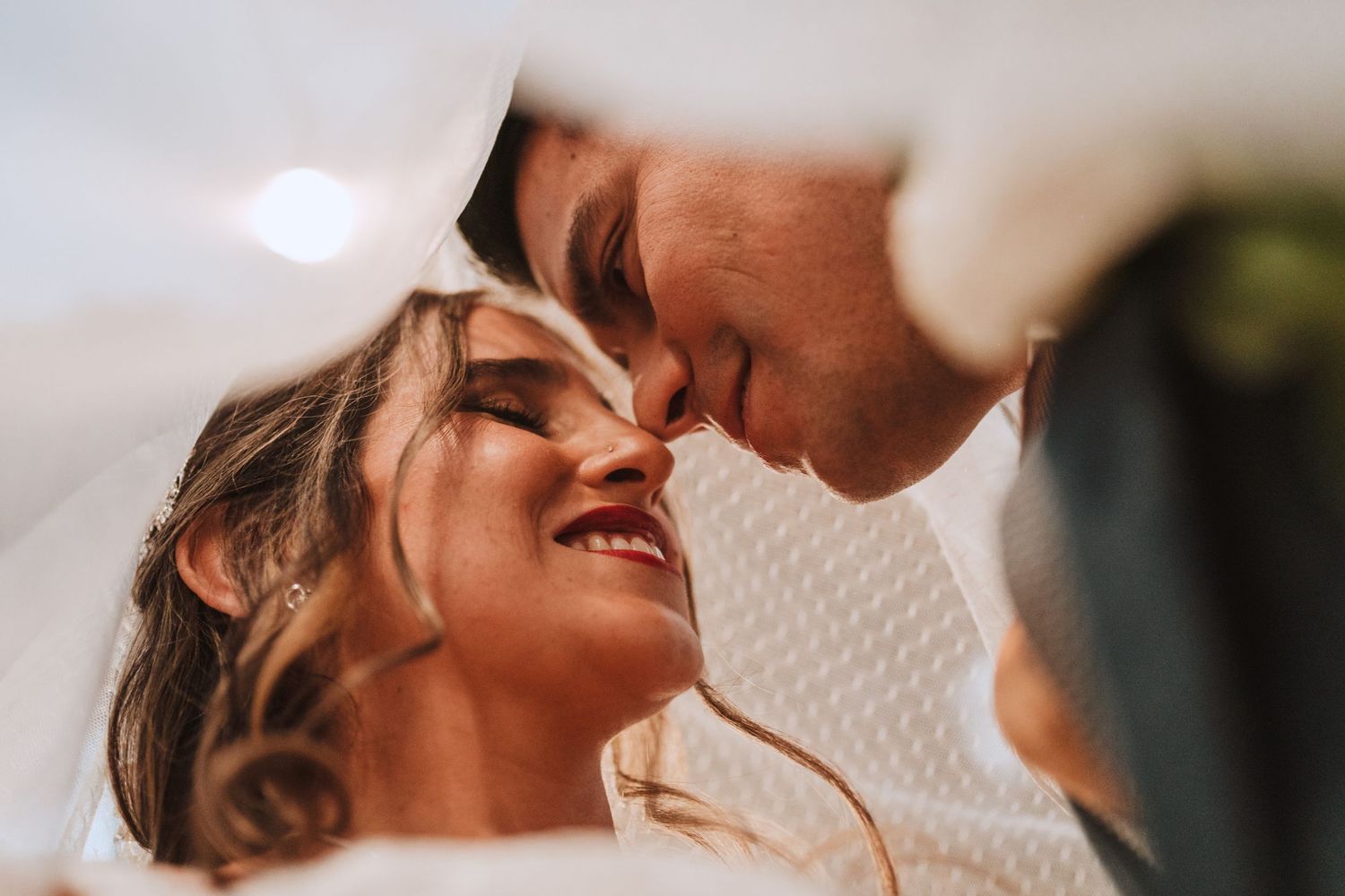 Fotografía de bodas y video de bodas en Santiago de Chile. Sesiones preboda y postboda, edición cinematográfica y cobertura completa.