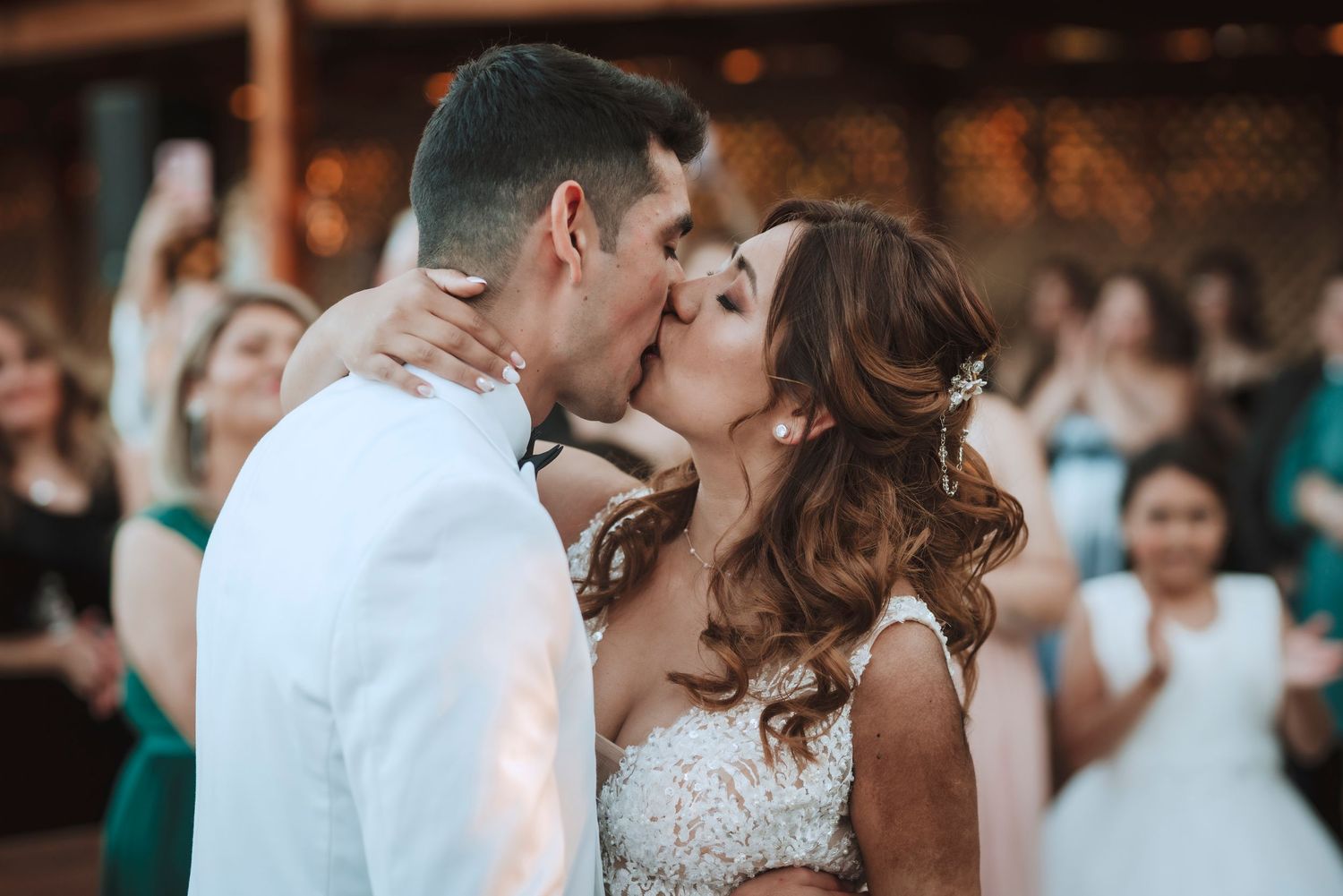 Fotografía de bodas y video de bodas en Santiago de Chile. Sesiones preboda y postboda, edición cinematográfica y cobertura completa.