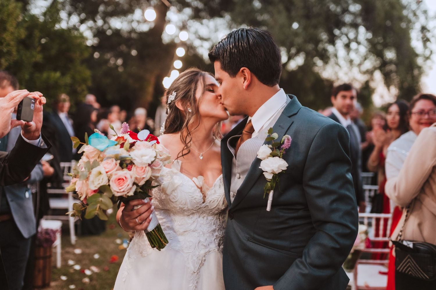 Fotografía de bodas y video de bodas en Santiago de Chile. Sesiones preboda y postboda, edición cinematográfica y cobertura completa.