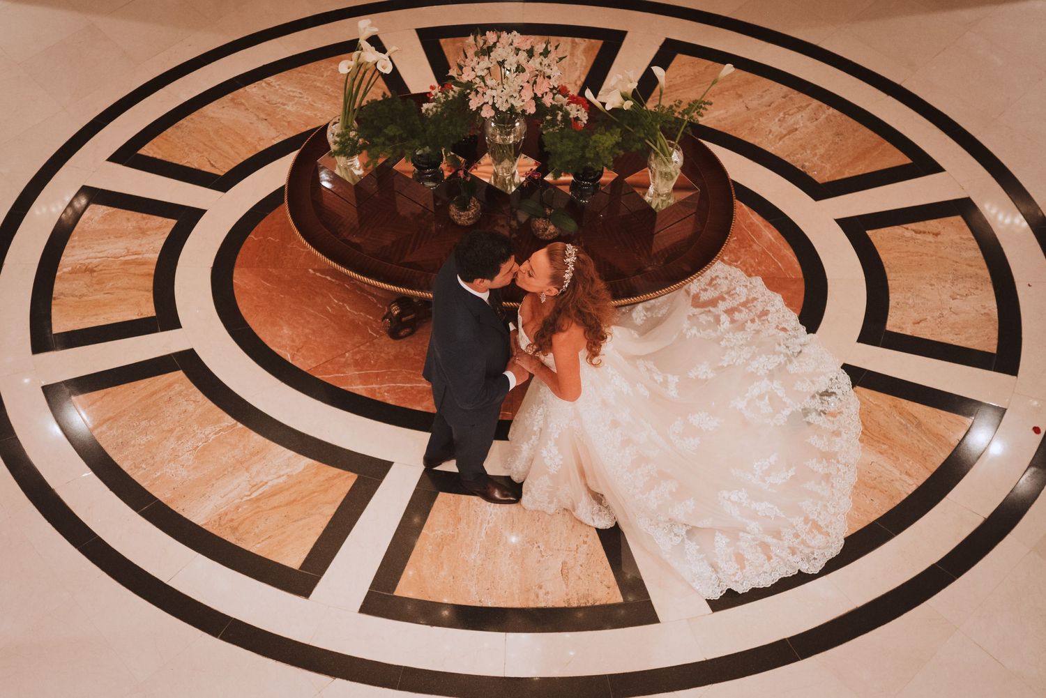 Fotografía de bodas y video de bodas en Santiago de Chile. Sesiones preboda y postboda, edición cinematográfica y cobertura completa.