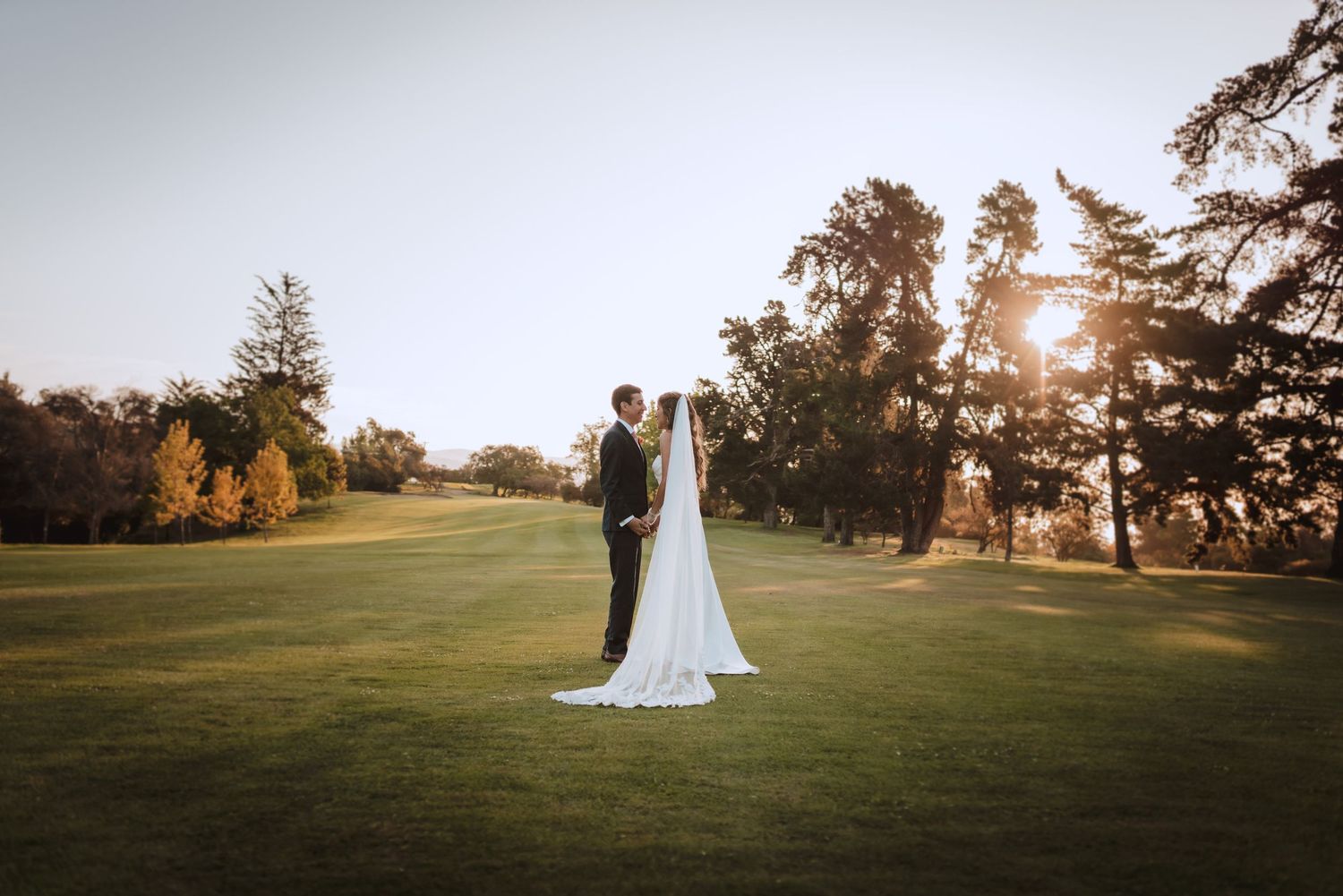 Fotografía de bodas y video de bodas en Santiago de Chile. Sesiones preboda y postboda, edición cinematográfica y cobertura completa.