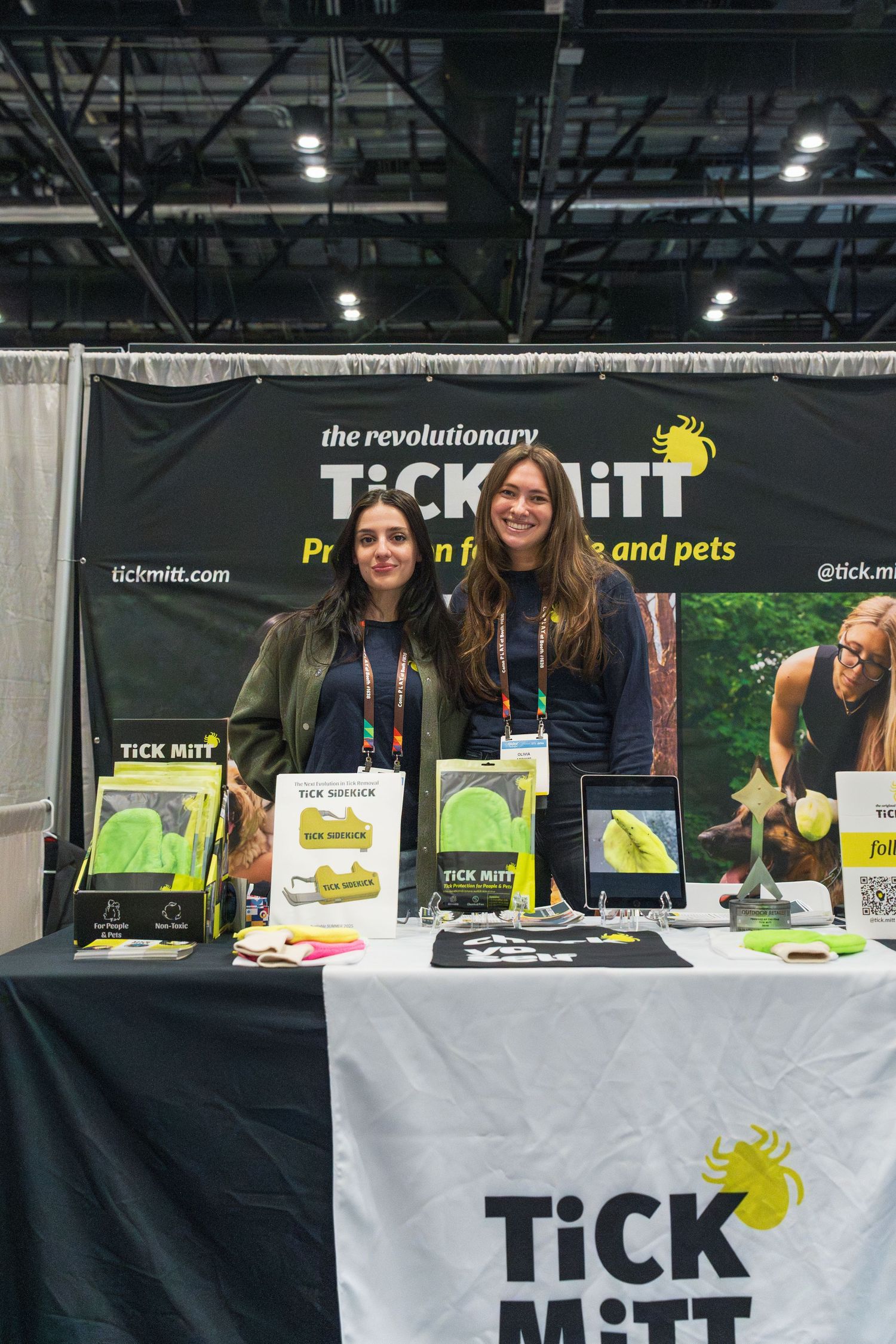 Global Pet expo- Orlando- Paws for Portraits- Dog- pet influencers- Tick Mitt
