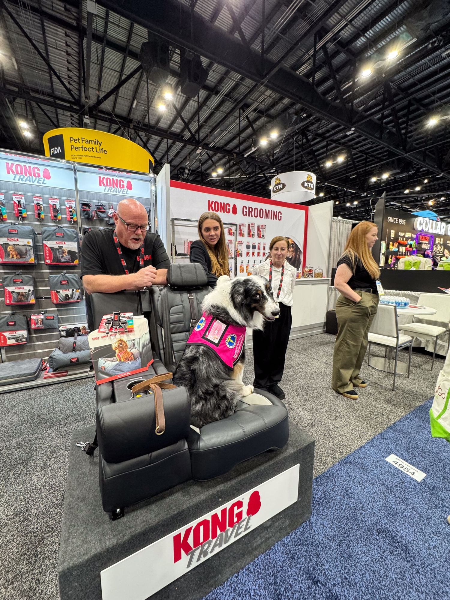 Global Pet expo- Orlando- Paws for Portraits- Dog- pet influencers- Kong