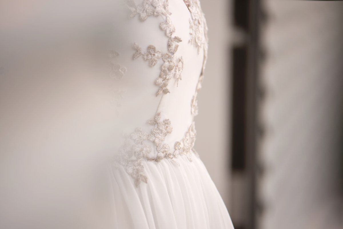 Reportagem de casamento no Hotel da Estrela - detalhes do vestido