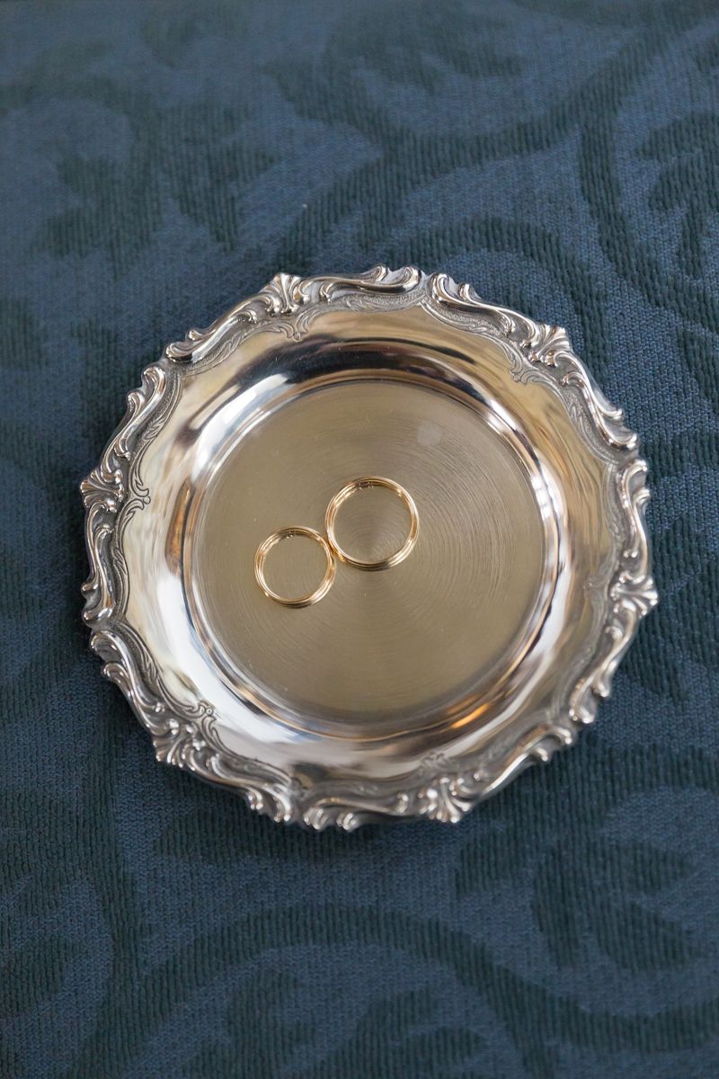 Reportagem de casamento na Quinta da Serra em Sintra - bandeja de prata para alianças