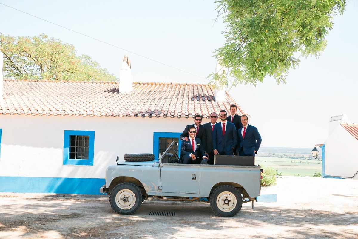 Reportagem de casamento na Herdade da Agolada de Cima - noivo e padrinhos num Range Rover