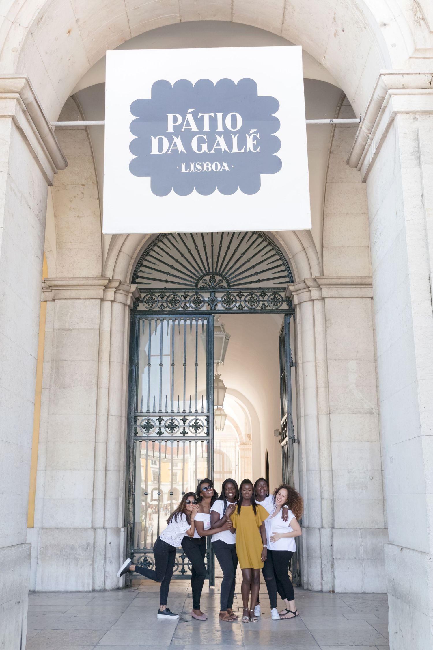 Reportagem de Despedida de Solteira na Rua Rosa / Bachelorette photoshoot on Pink Street, Lisbon / Shooting EVJF a Lisbonne, Rue Rose