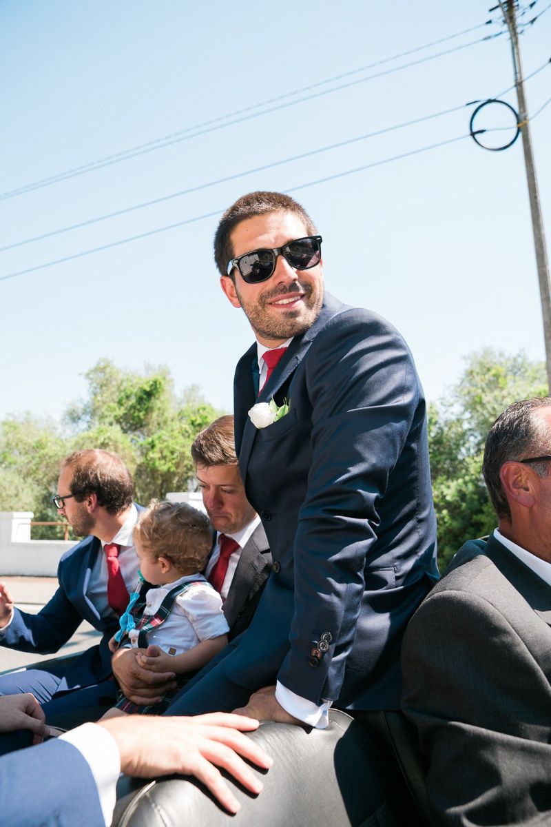 Reportagem de casamento na Herdade da Agolada de Cima - noivo e padrinhos num Range Rover