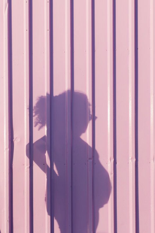 Sessão fotográfica de gravidez - fotografias profissionais de grávida em Lisboa - brincar com as sombras