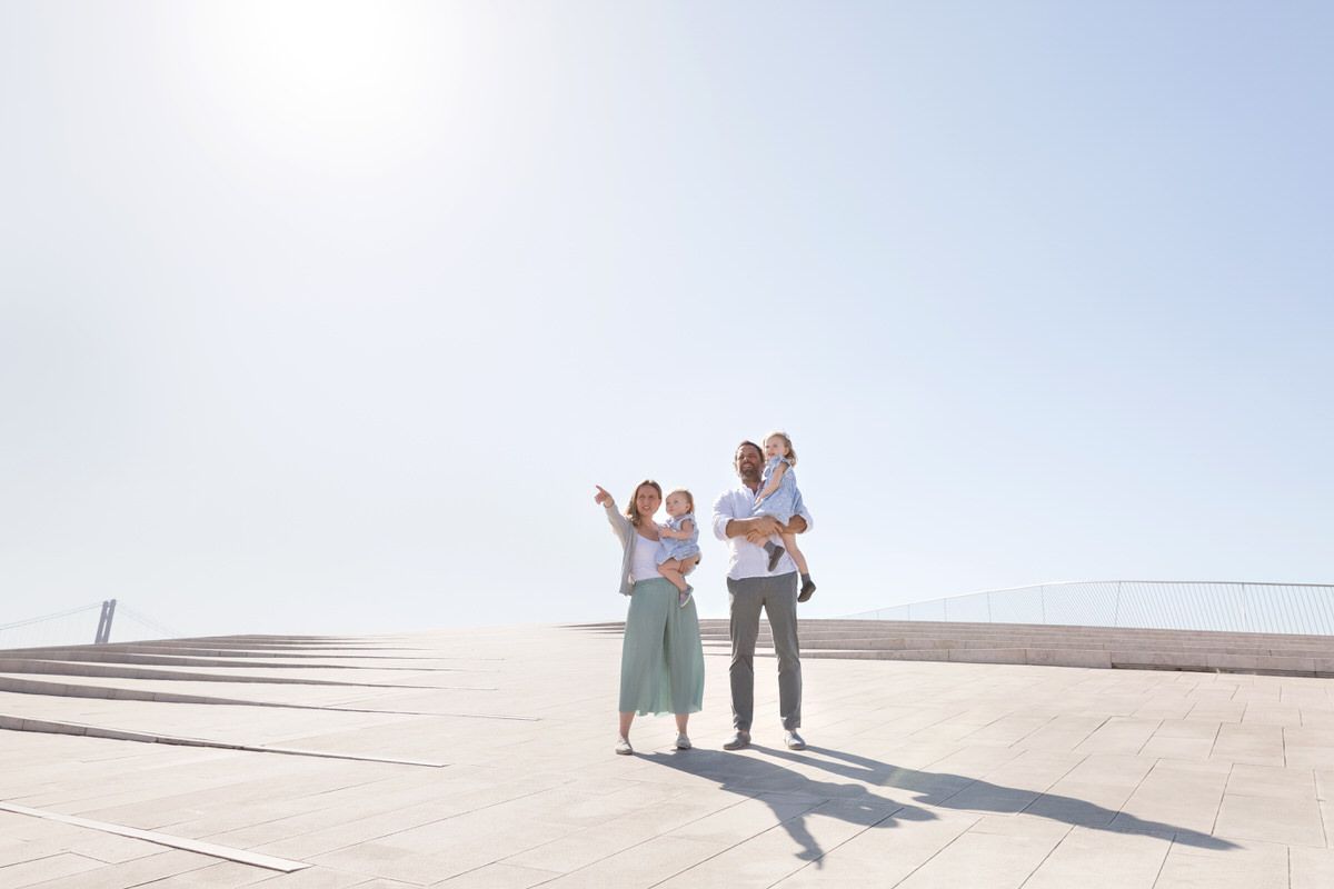 Sessão fotográfica de família junto ao Maat em Lisboa