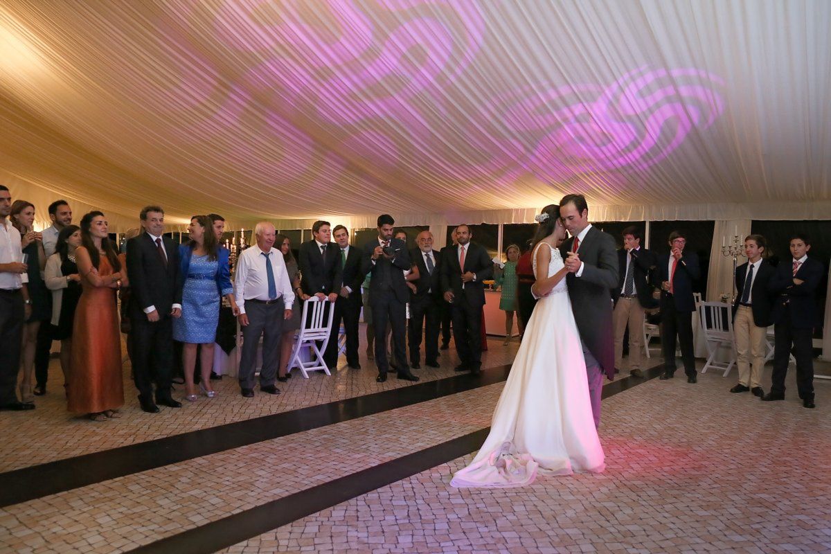 Reportagem de casamento na Quinta da Serra em Sintra - primeira dança dos noivos