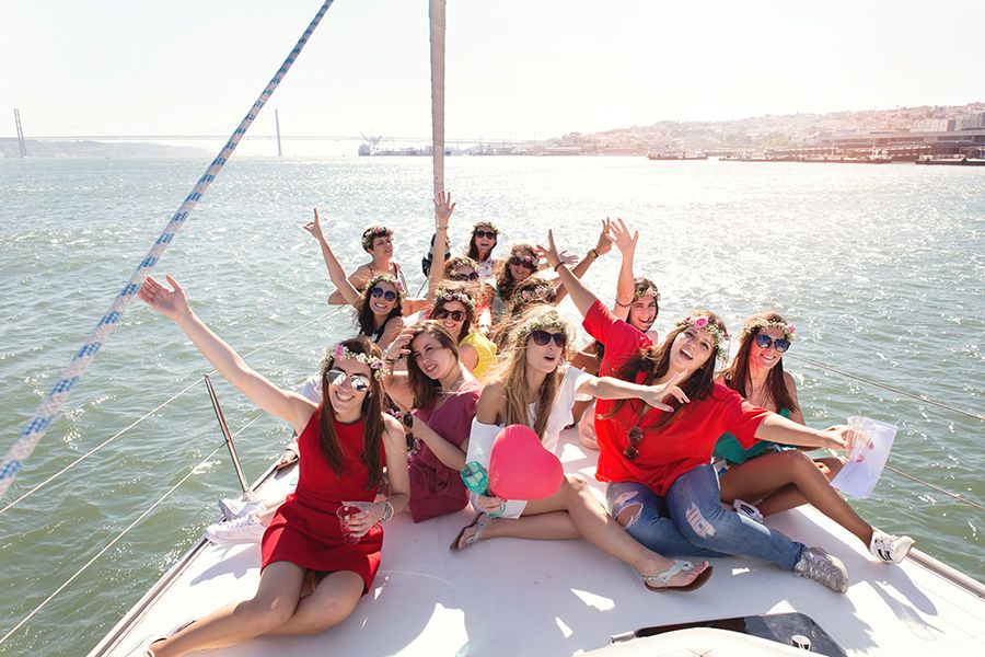 Reportagem de despedida de solteira em Lisboa -festa a bordo de veleiro no Tejo. Aluguer de veleiro no tejo com a madrinha e amigas