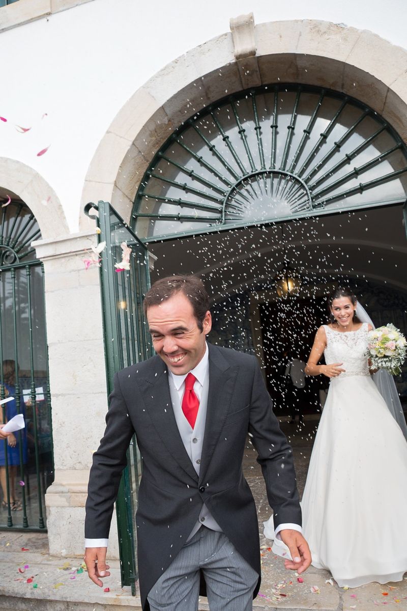Reportagem de casamento na Quinta da Serra em Sintra - saída da igreja