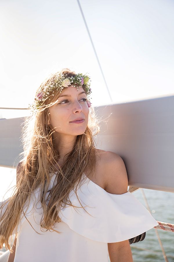 Reportagem de despedida de solteira em Lisboa -festa a bordo de veleiro no Tejo - retrato da noiva a bordo de veleiro da River Cruises