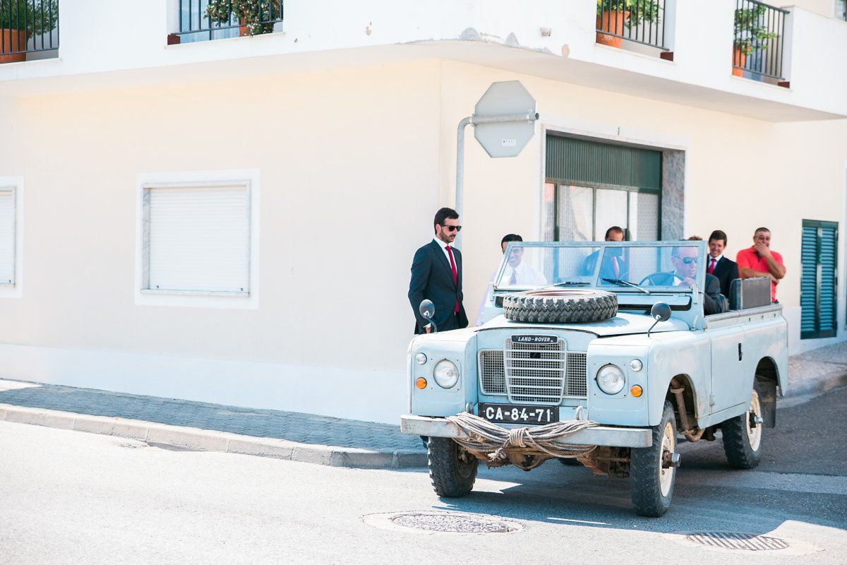 Reportagem de casamento na Herdade da Agolada de Cima - noivo e padrinhos num Range Rover