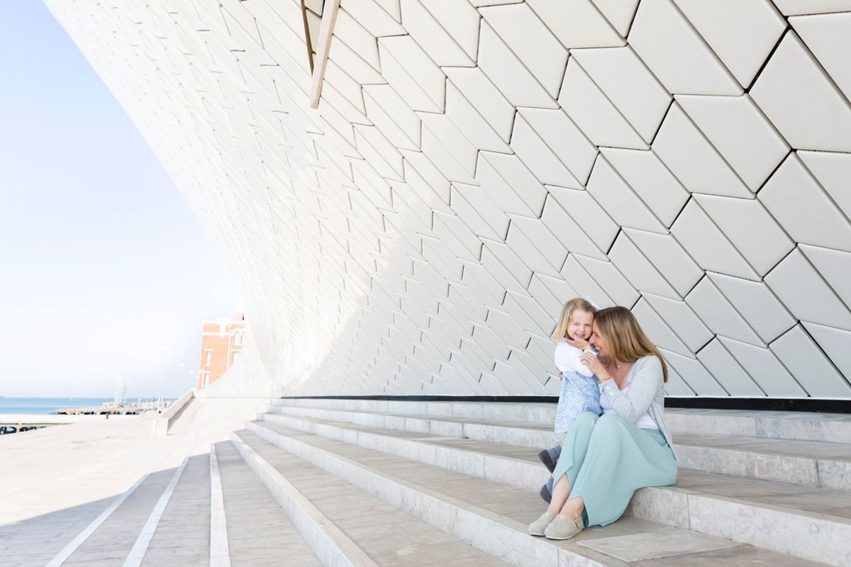 Sessão fotográfica de família junto ao Maat em Lisboa