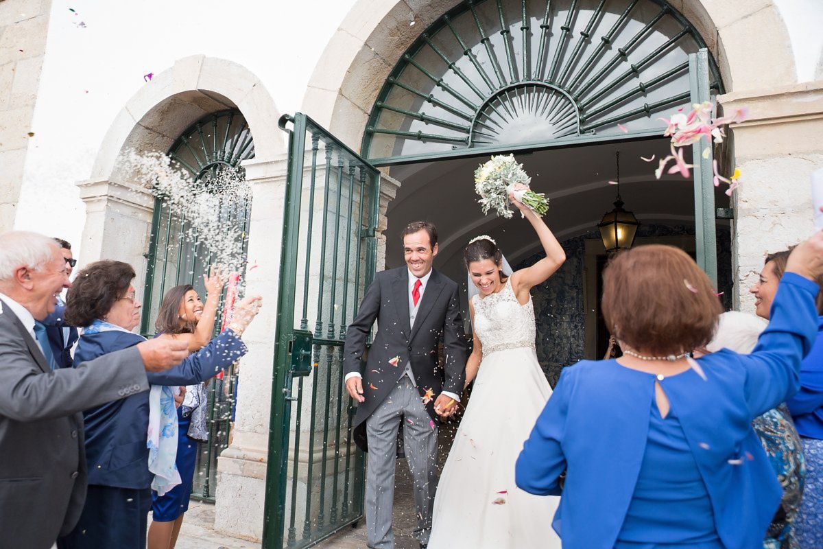Reportagem de casamento na Quinta da Serra em Sintra - saída da igreja