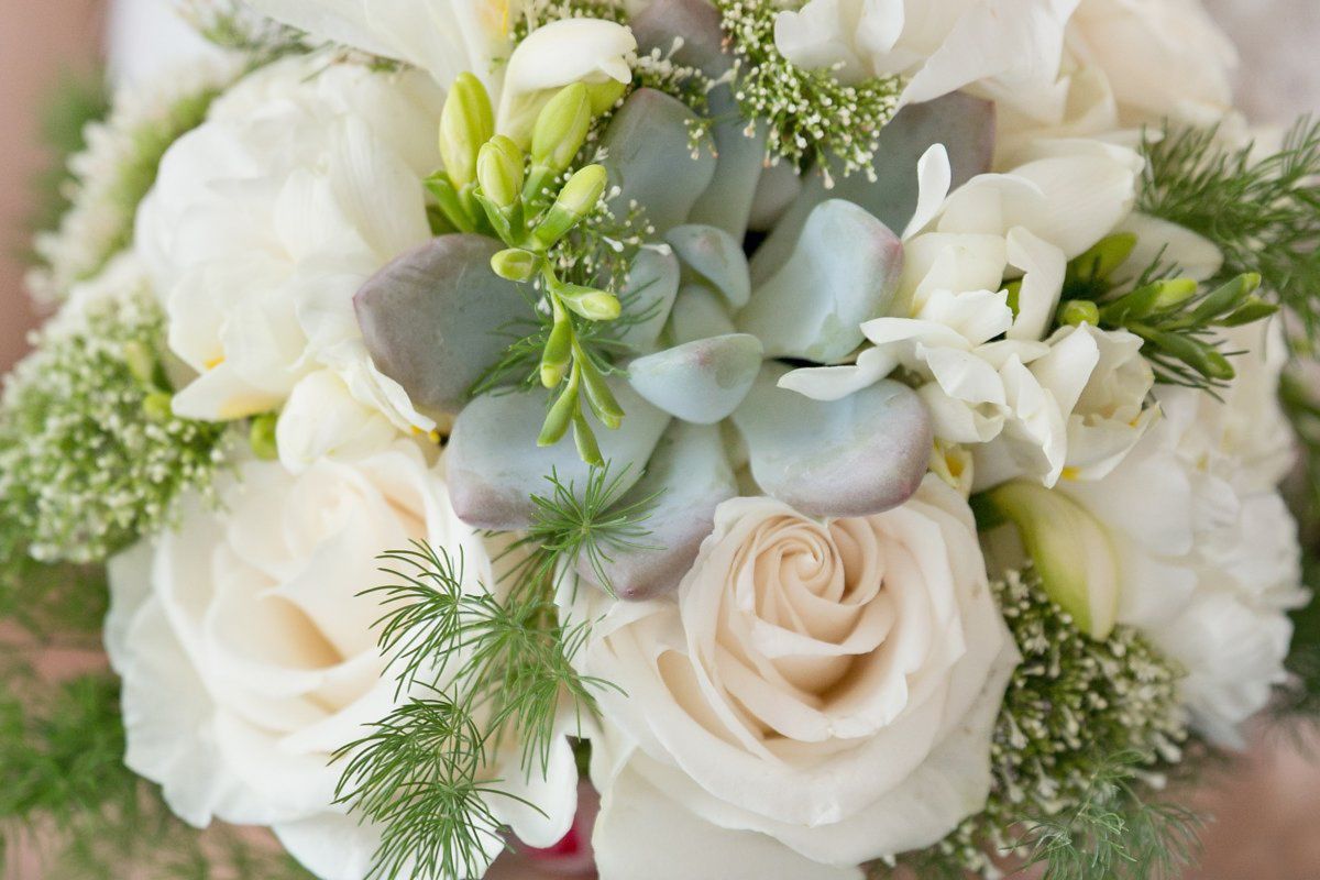 Reportagem de casamento no Hotel da Estrela - detalhe do bouquet de flores, design floral em Lisboa